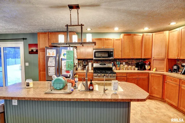 $279,900 | 1424 West Sunset Drive, Taylorville, IL 62568