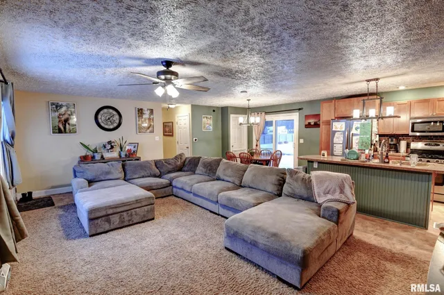 $279,900 | 1424 West Sunset Drive, Taylorville, IL 62568