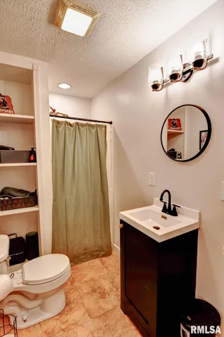 $279,900 | 1424 West Sunset Drive, Taylorville, IL 62568