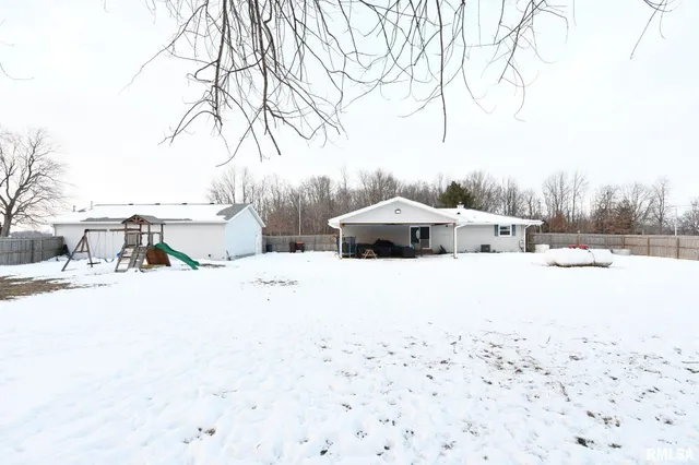 $279,900 | 1424 West Sunset Drive, Taylorville, IL 62568