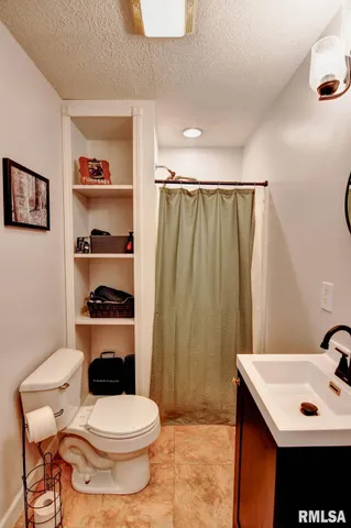 $279,900 | 1424 West Sunset Drive, Taylorville, IL 62568