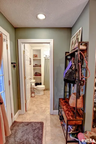 $279,900 | 1424 West Sunset Drive, Taylorville, IL 62568