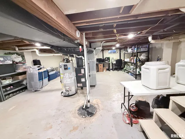 $279,900 | 1424 West Sunset Drive, Taylorville, IL 62568