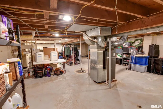 $279,900 | 1424 West Sunset Drive, Taylorville, IL 62568