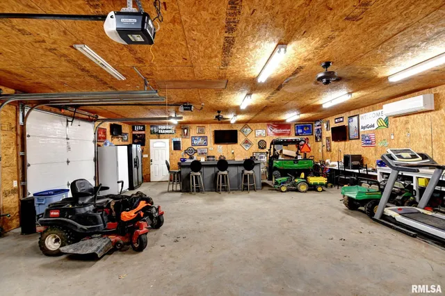 $279,900 | 1424 West Sunset Drive, Taylorville, IL 62568