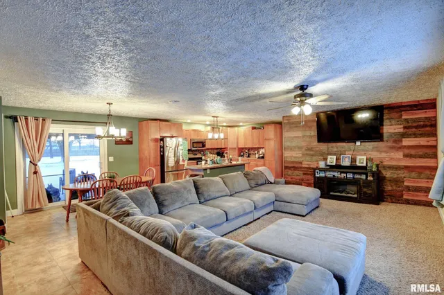 $279,900 | 1424 West Sunset Drive, Taylorville, IL 62568