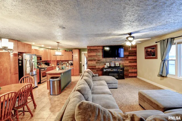 $279,900 | 1424 West Sunset Drive, Taylorville, IL 62568