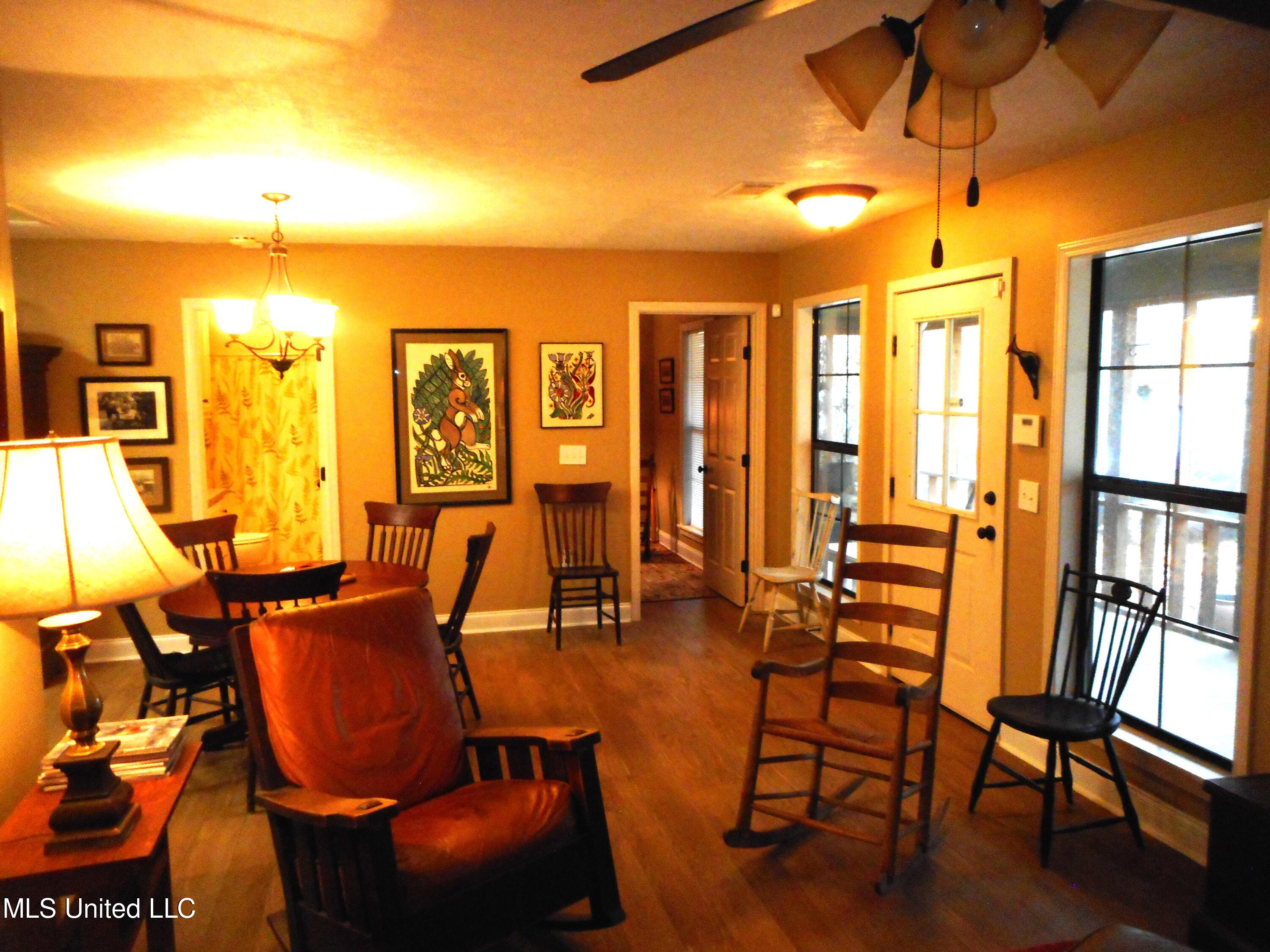 647 Liverpool Road Yazoo City, MS 39194 - Photo 31 of 41 Livingroom 2