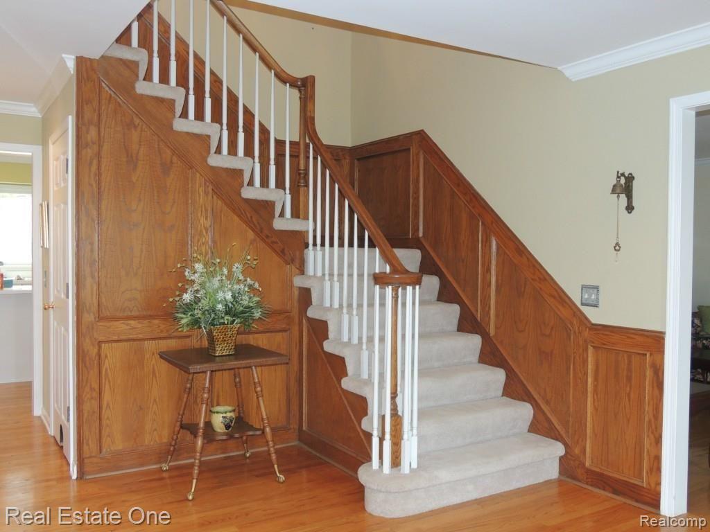 4080 Ridge Side Drive Rochester, MI 48306 - Photo 5 of 25 DSCN3550--stairwell.jpg