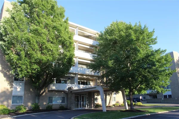 $152,000 | 2109 Wooster Road, Unit 48, Rocky River, OH 44116