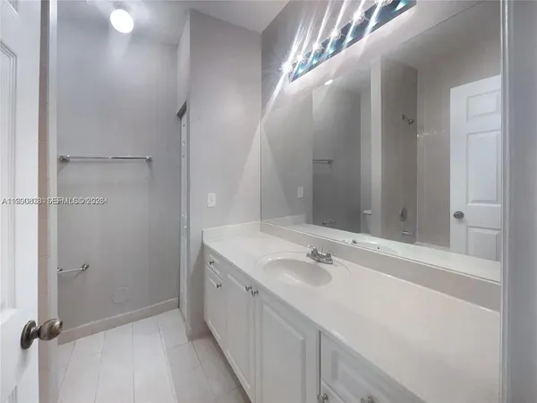 $2,000 | 2730 Northeast 4th Street, Unit 205, Homestead, FL 33033