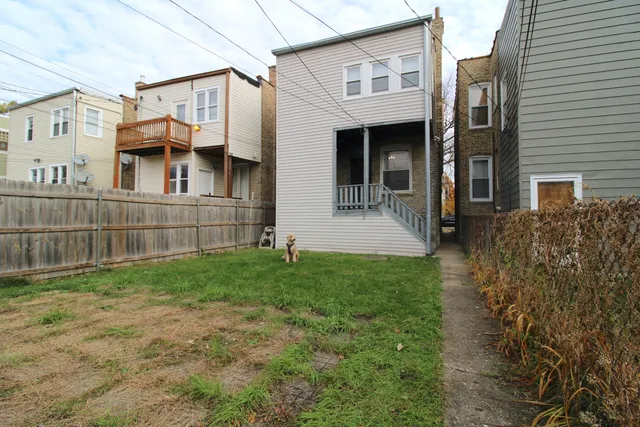 a view of back yard of the house