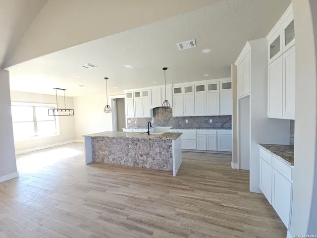 $649,000 | 956 Horseshoe Falls, Bandera, TX 78003