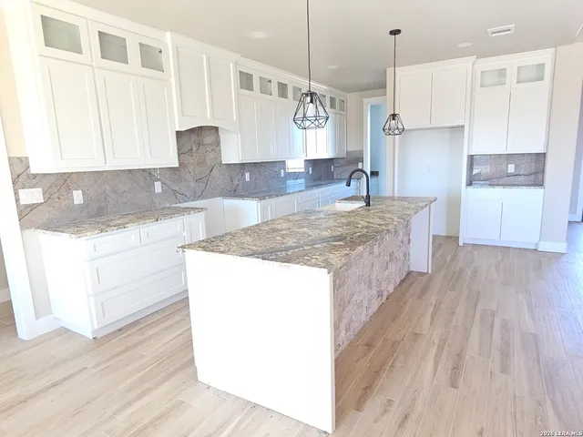 $649,000 | 956 Horseshoe Falls, Bandera, TX 78003