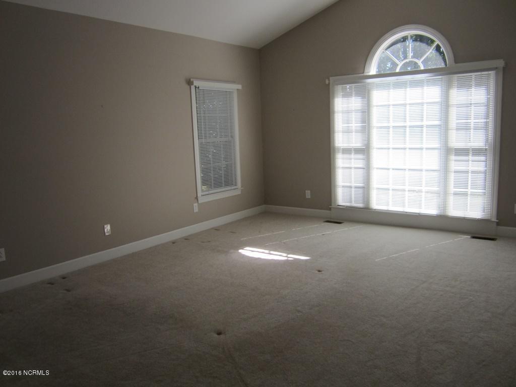208 Rappahannock Drive Chocowinity, NC 27817 - Photo 10 of 30 010 master bedroom