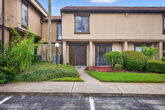 $1,995 | 7622 Las Palmas Way, Unit 165, Jacksonville, FL 32256