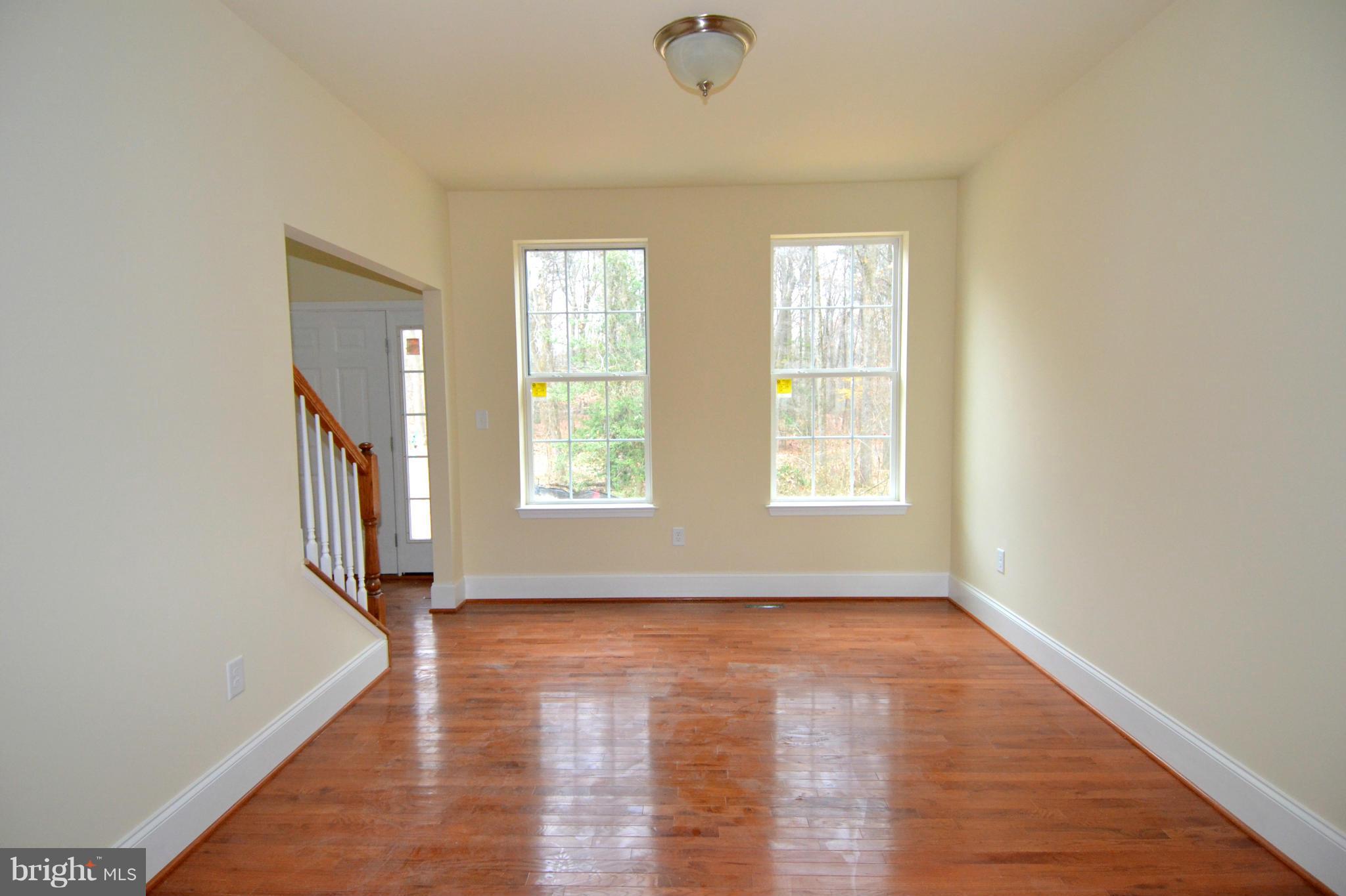9125 Fort Smallwood Road Pasadena, MD 21122 - Photo 2 of 28 Living Room