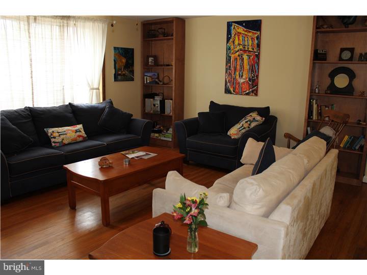 729 Claire Road Philadelphia, PA 19128 - Photo 3 of 14 Living Room