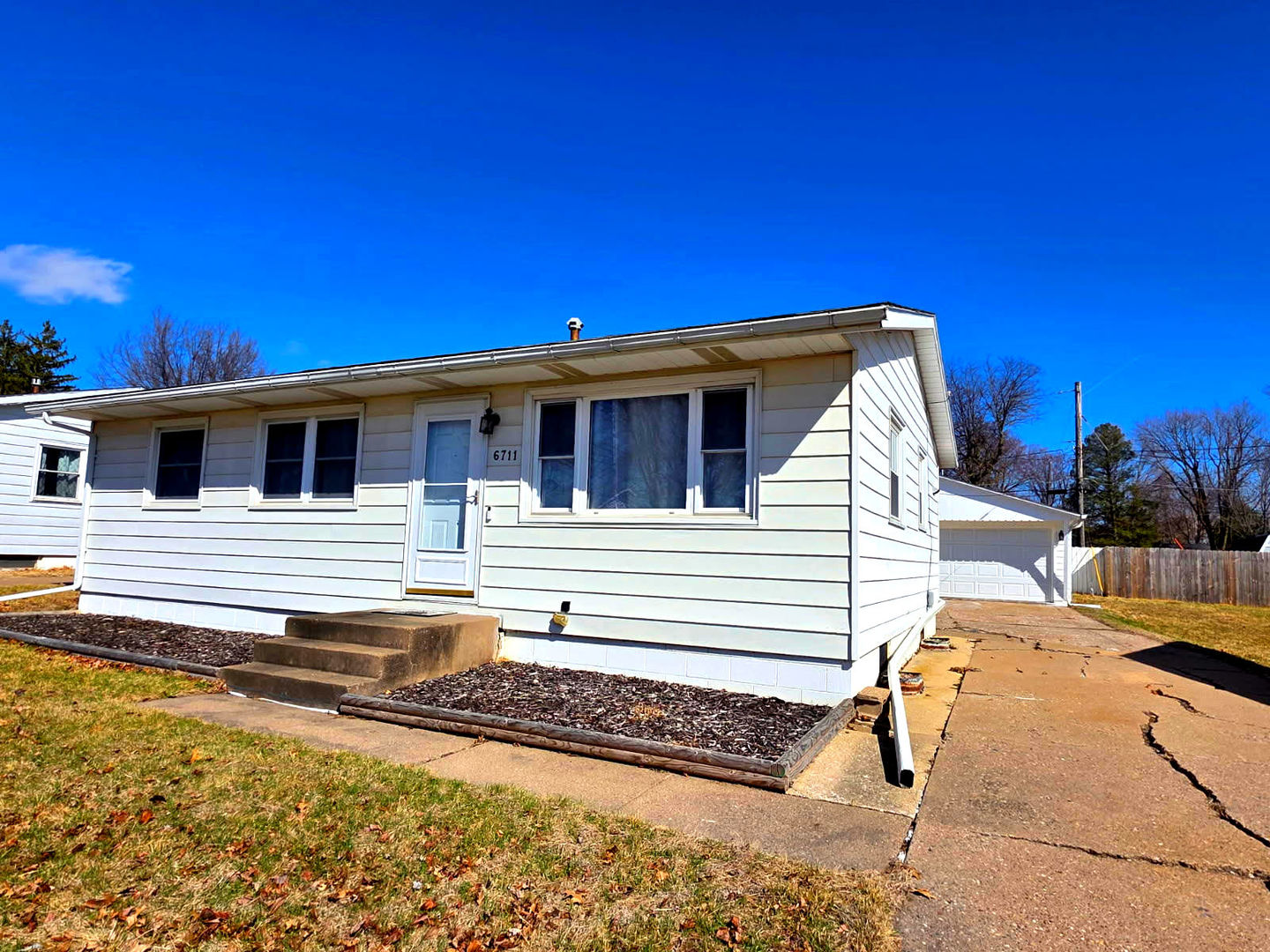 6711 Ridge Drive Davenport, IA 52806 - Photo 2 of 25