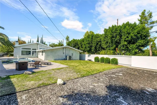 a view of a backyard