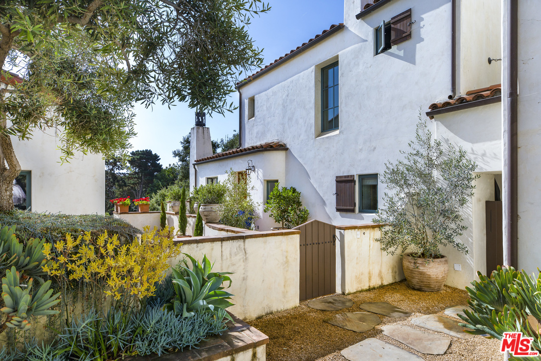 1011 Rinconada Road, Unit E Santa Barbara, CA 93101 - Photo 8 of 39
