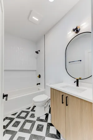 $1,800 | 243 West 74th Street, Unit 2, Chicago, IL 60621