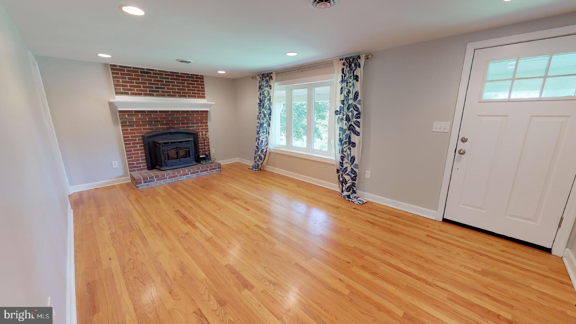 7647 Dollyhyde Road Mount Airy, MD 21771 - Photo 14 of 40 Living Room