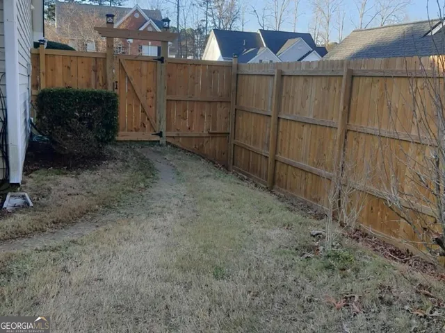 a view of a backyard