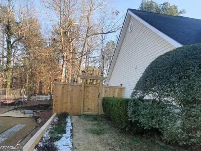 a view of a house with backyard and garden