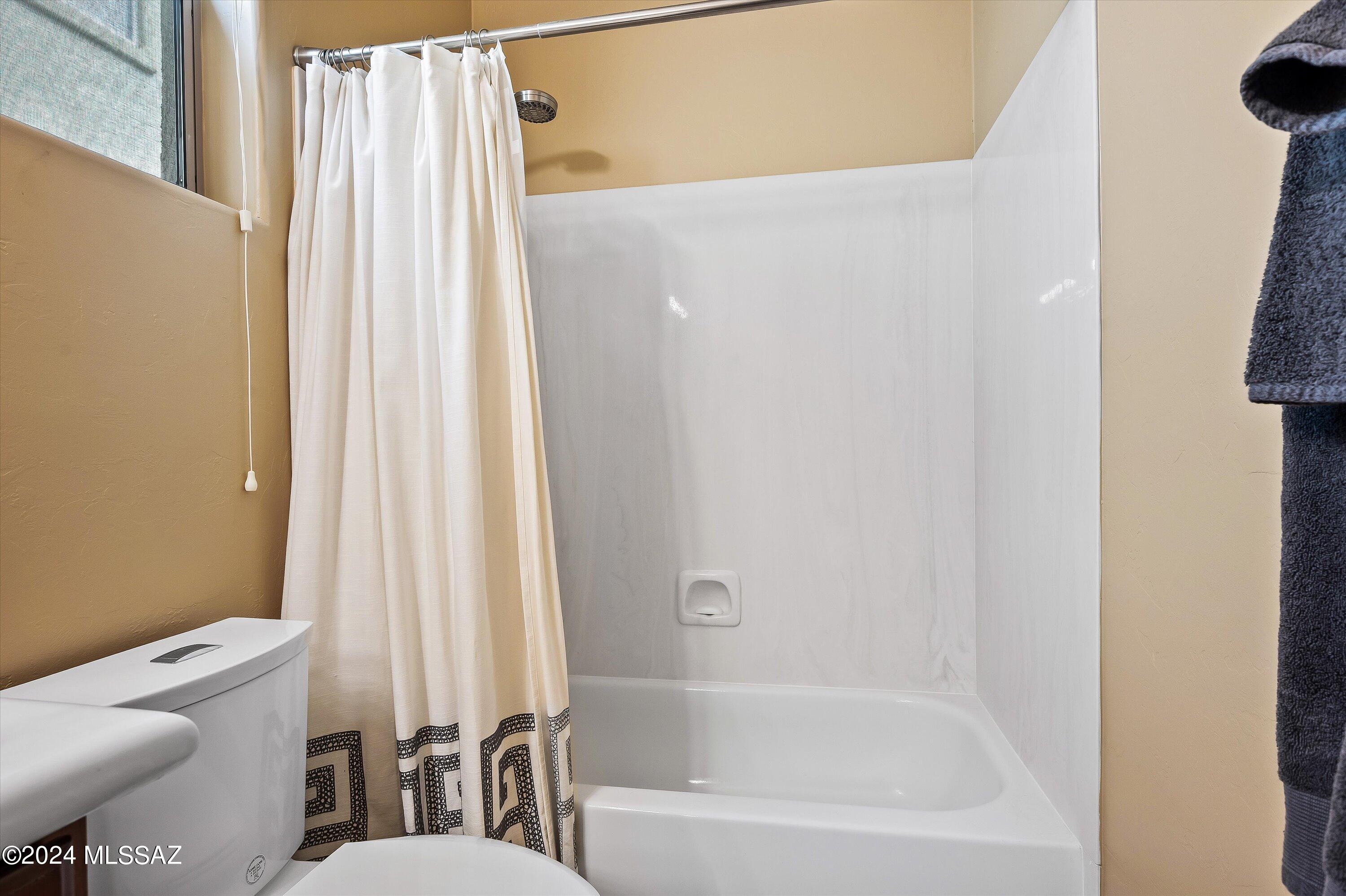 8579 North Shadow Wash Way Tucson, AZ 85743 - Photo 19 of 34 a bathroom with a bathtub and a toilet