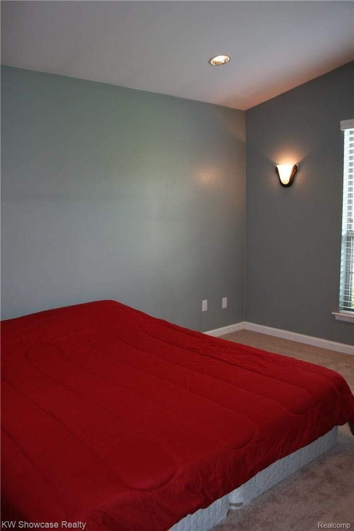 80 Pine Tree Ridge, Unit 29 Waterford, MI 48327 - Photo 9 of 15 Master bedroom w/vaulted ceilings and WIC