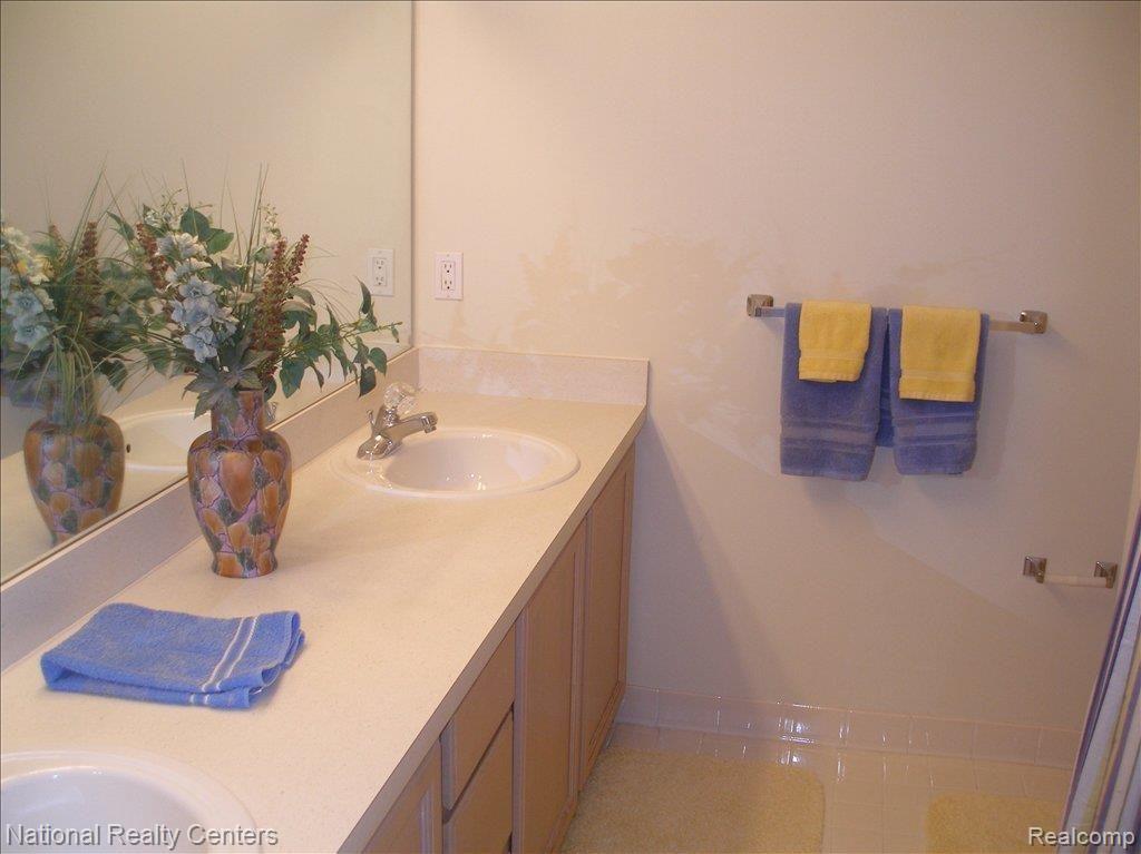 620 Sandalwood Road Canton, MI 48188 - Photo 18 of 25 Bathroom 2