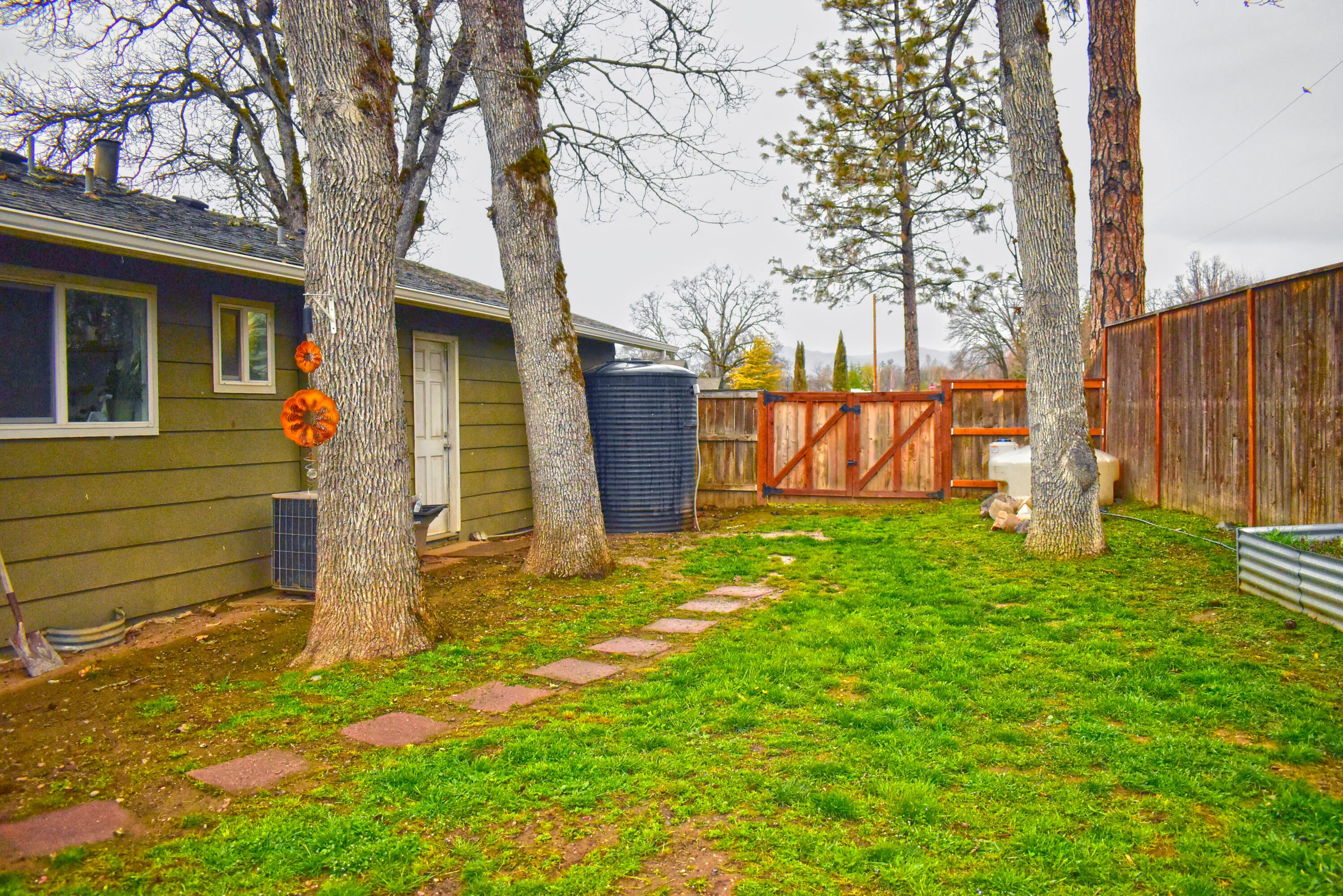 11688 Michael Road White City, OR 97503 - Photo 7 of 34 Back Yard