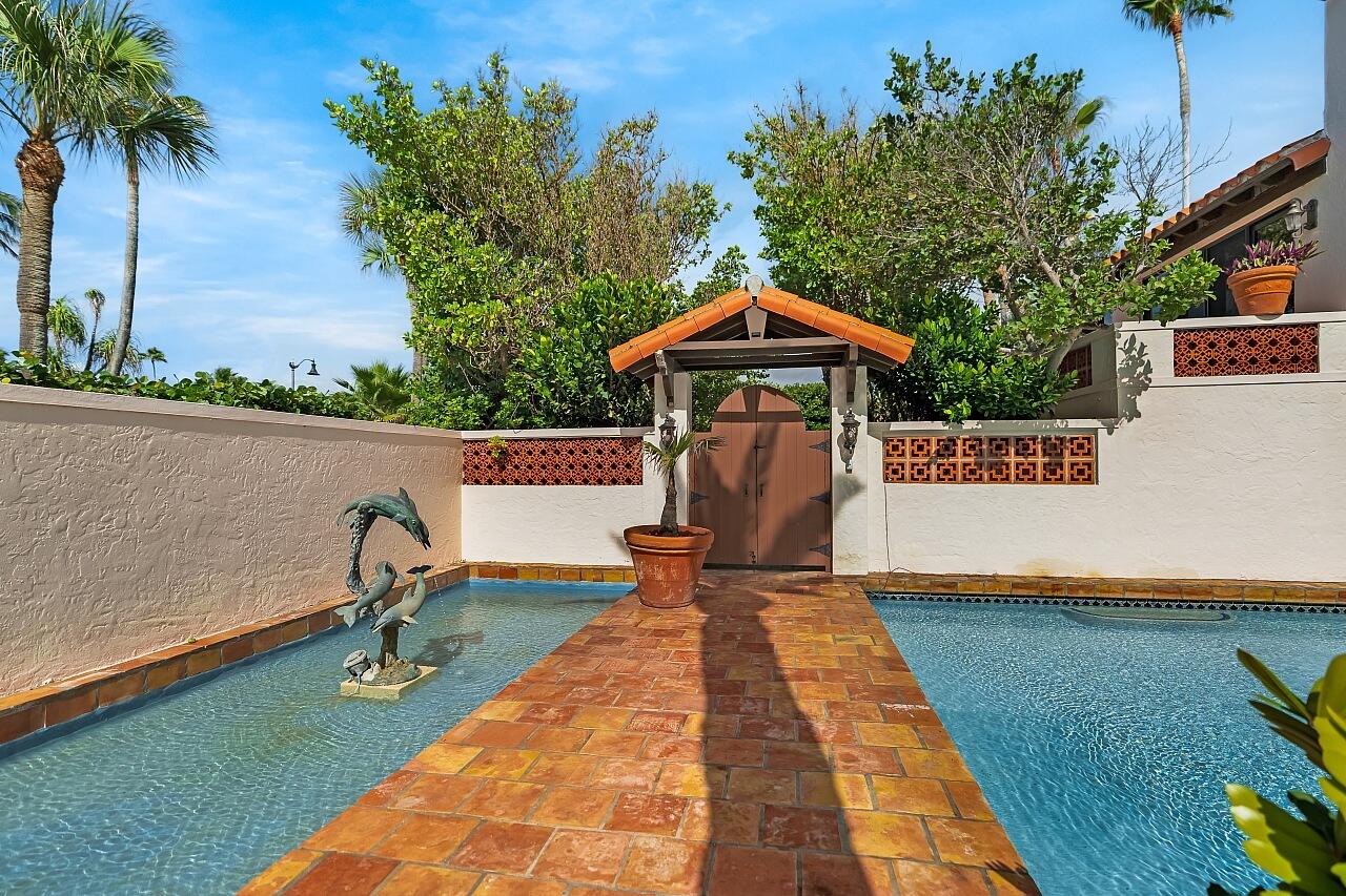 1 Ocean Lane Manalapan, FL 33462 - Photo 18 of 95 Courtyard looking to entrance