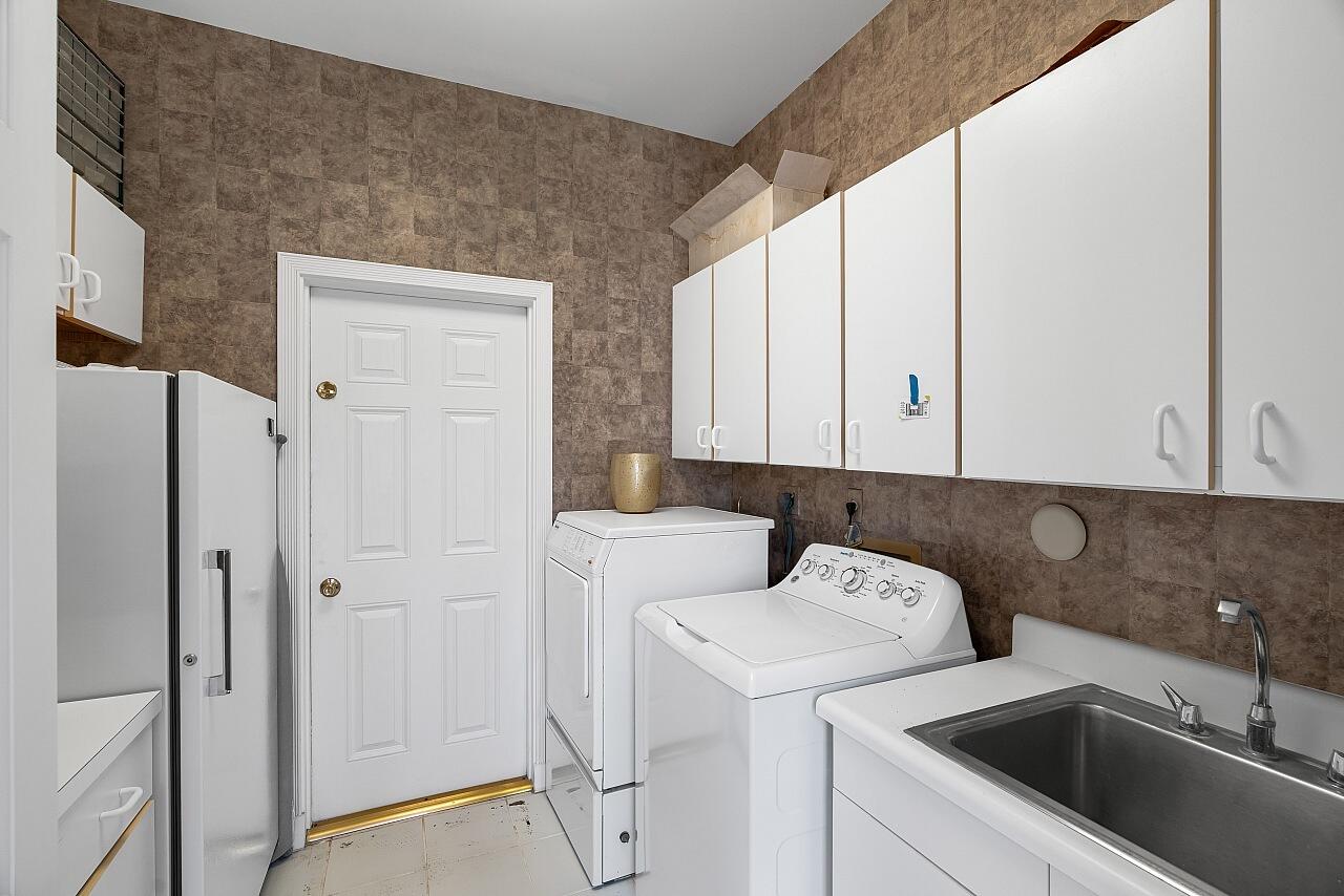 1 Ocean Lane Manalapan, FL 33462 - Photo 84 of 95 a utility room with dryer and washer