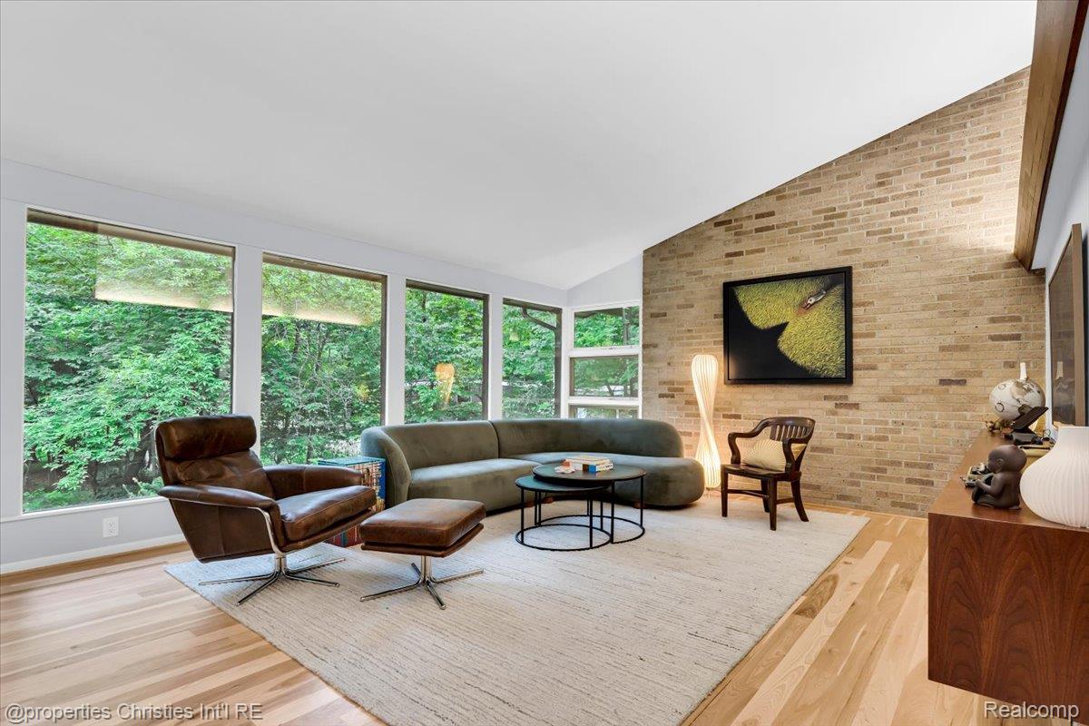 3939 Charing Cross Road Bloomfield Hills, MI 48304 - Photo 8 of 33 Living room