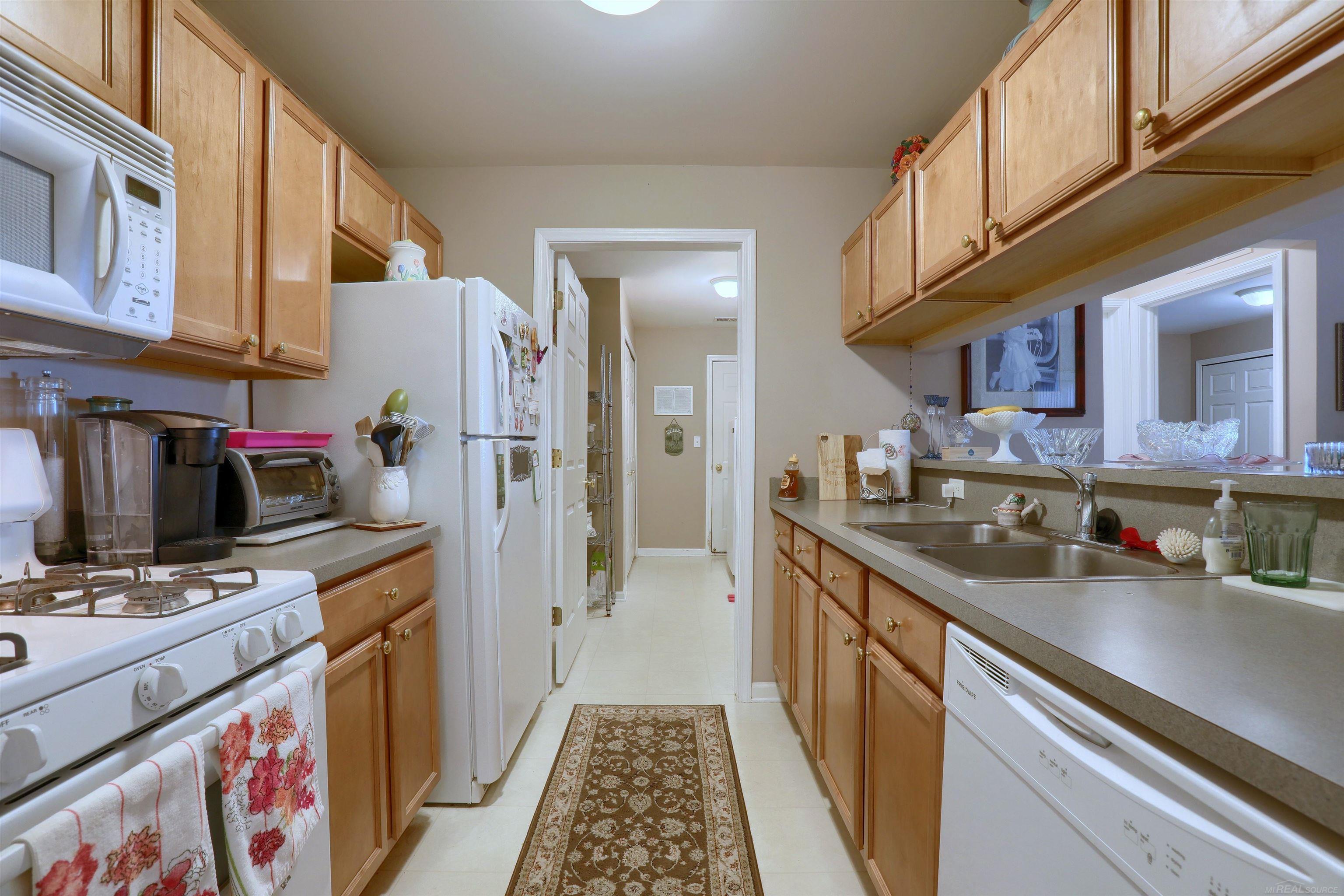 20656 Dunham Road Clinton Township, MI 48038 - Photo 10 of 24 50142123-b0796b73-4246-4bda-82f3-aff15c4d258d.JPG