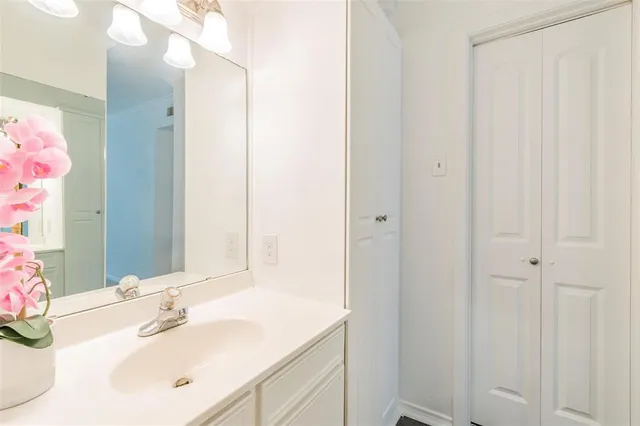 $1,750 | 10558 High Hollows Drive, Unit 243, Dallas, TX 75230