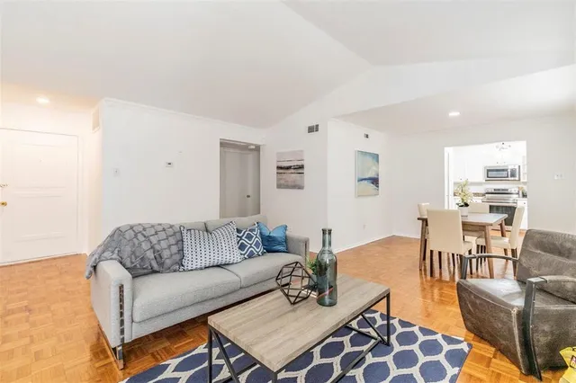 $1,750 | 10558 High Hollows Drive, Unit 243, Dallas, TX 75230