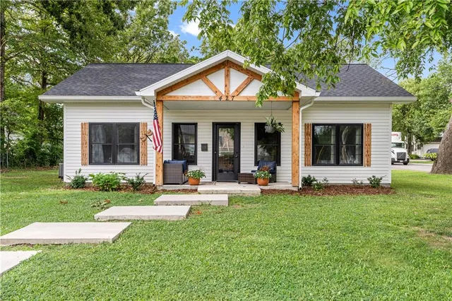 $185,999 | 427 West Walnut Street, Nevada, MO 64772