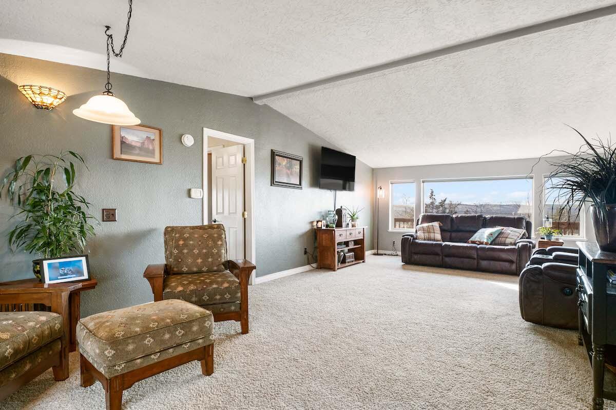 8242 Southwest Sand Ridge Road Terrebonne, OR 97760 - Photo 10 of 50 16-Living Room