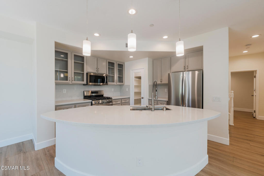 4117 Orontes Way, Unit B Simi Valley, CA 93063 - Photo 4 of 52