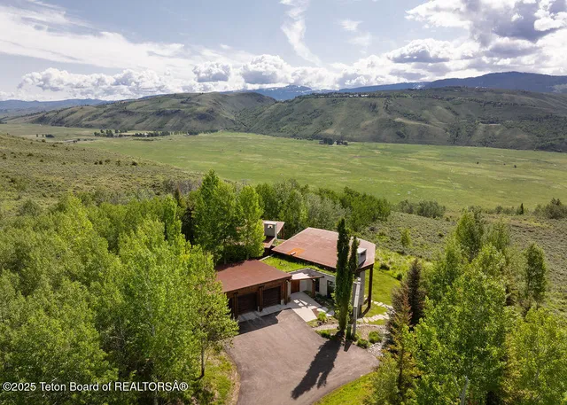 $9,850,000 | 1955 West Bohnetts Road, Jackson, WY 83001
