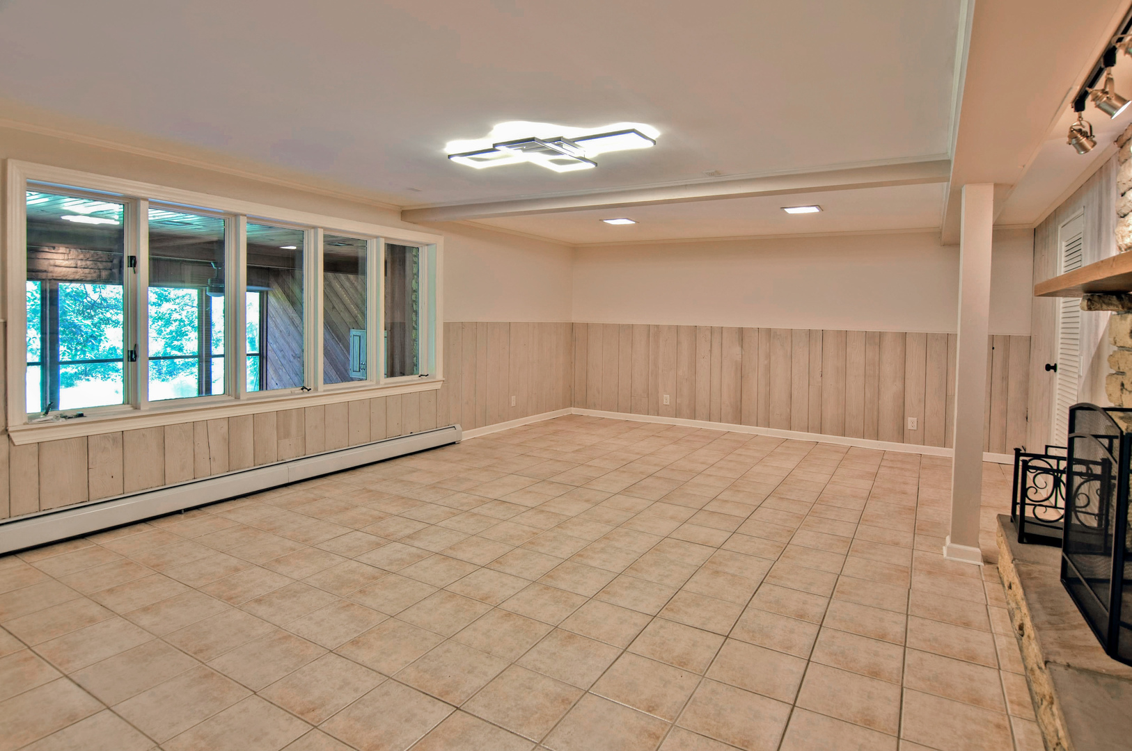 20798 White Oaks Road Morrison, IL 61270 - Photo 30 of 48 a view of an empty room and window