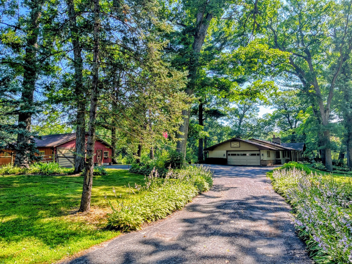 20798 White Oaks Road Morrison, IL 61270 - Photo 4 of 48 a front view of a house with garden