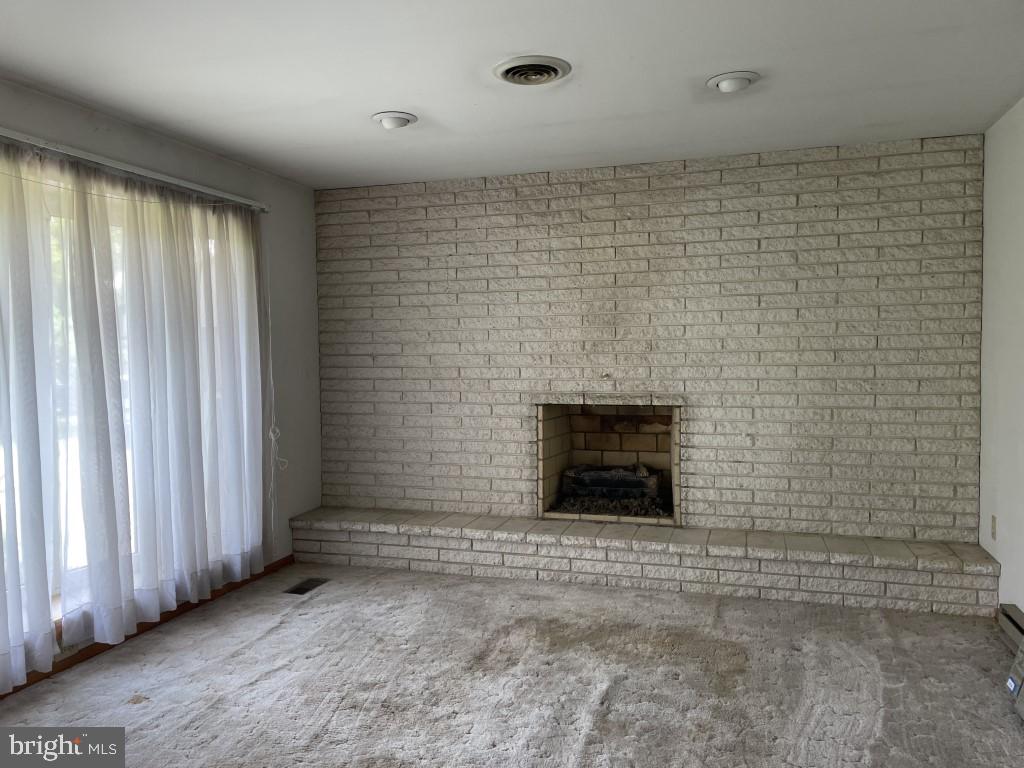 7622 Neck Road Williamsport, MD 21795 - Photo 21 of 55 LIVING ROOM W/GAS FIREPLACE