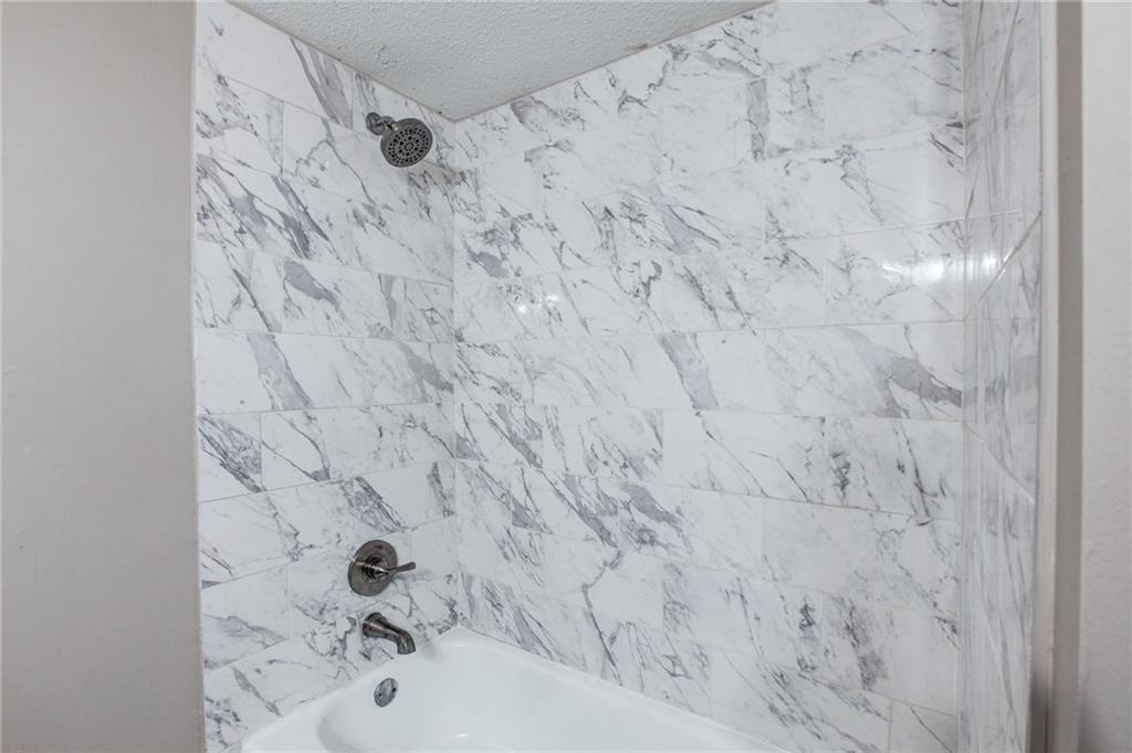 7325 Cardigan Circle Atlanta, GA 30328 - Photo 18 of 25 a bathroom with a bathtub