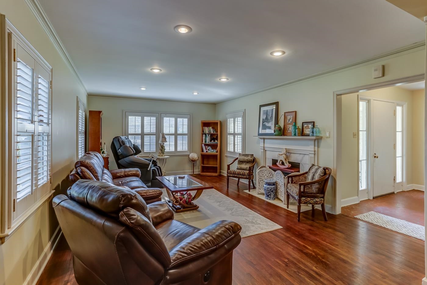 5126 Walnut Grove Road Memphis, TN 38117 - Photo 3 of 23 a living room with furniture and wooden floor