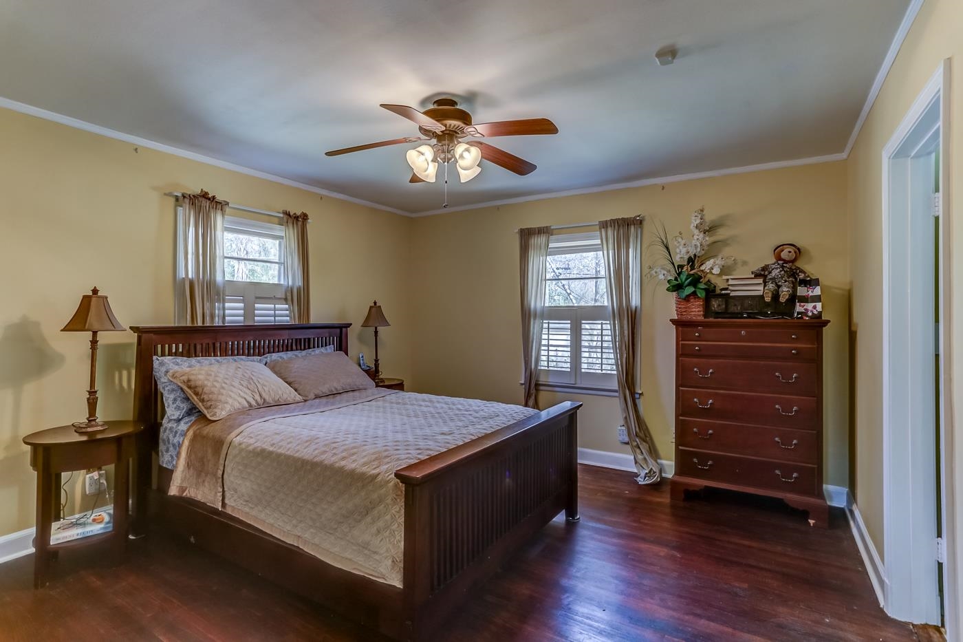 5126 Walnut Grove Road Memphis, TN 38117 - Photo 10 of 23 a bedroom with a bed and a dresser