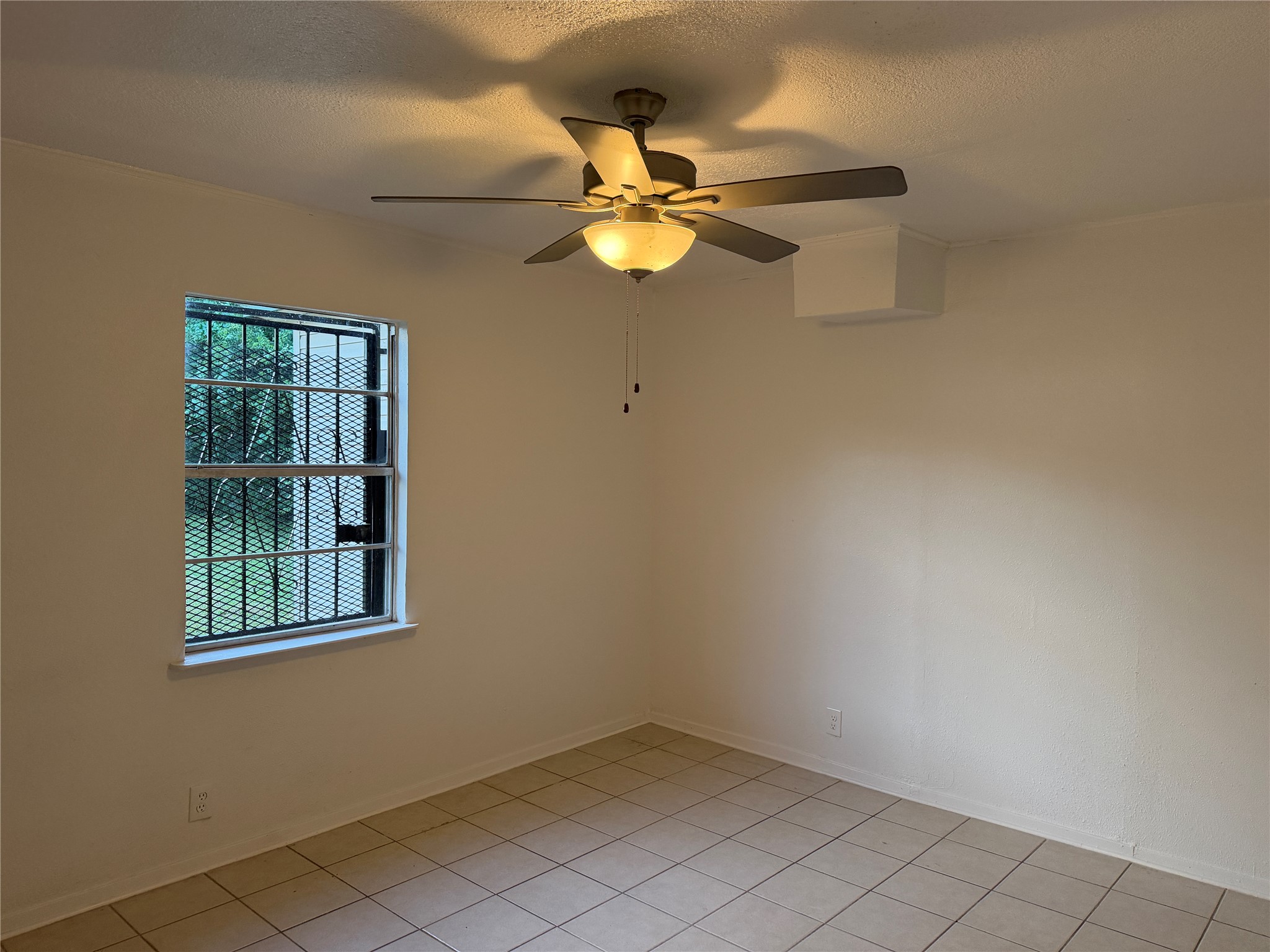 1060 Gardner Road Austin, TX 78721 - Photo 17 of 19 A window-filled room with ceiling fan, ready for personal touches and creative design.